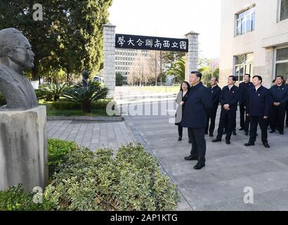 (200120) -- KUNMING, 20 janvier 2020 (Xinhua) -- le président chinois Xi Jinping, également secrétaire général du parti communiste de Chine et président du Comité central de la Commission militaire centrale, visite l'ancien site de l'Université associés sud-ouest (NSAU) dans le sud-ouest de la province chinoise du Yunnan, dans l'après-midi le 20 janvier, 2020. L'Agence spatiale ukrainienne était une coalition entre Pékin et les universités de Tsinghua à Beijing, Tianjin et l'Université de Nankai, au cours de la guerre du peuple chinois de la résistance contre l'agression japonaise. Xi a visité le musée commémorant l'université, et il a appris Banque D'Images