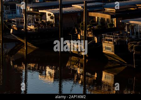 Londres, Royaume-Uni. 20 Jan, 2020. Le soleil se couche sur une journée claire sur Chelsea Harbour et le Chelsea Wharf sur teheRiver Thames. Crédit : Guy Bell/Alamy Live News Banque D'Images