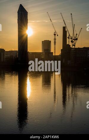 Londres, Royaume-Uni. 20 Jan, 2020. Le soleil se couche sur une journée claire sur Chelsea Harbour et le Chelsea Wharf sur teheRiver Thames. Crédit : Guy Bell/Alamy Live News Banque D'Images