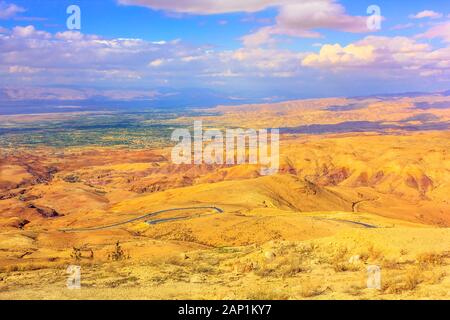 Scenic biblique vue aérienne du Mont Nebo en Jordanie avec le coucher du soleil la lumière. Vue du haut du Mont Nébo le lieu où Moïse a reçu un avis de Banque D'Images