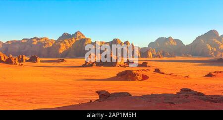 Banner panorama de paysage pittoresque de Wadi Rum et vallée de la Lune au coucher du soleil la lumière dans le sud de la Jordanie. Destination touristique populaire pour Banque D'Images