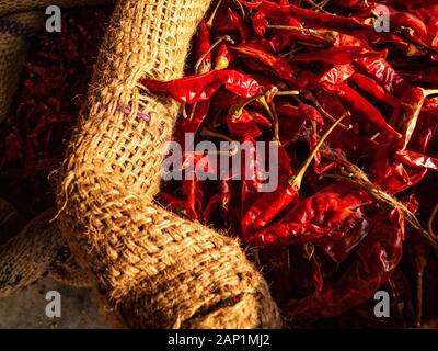 Diverses sortes de chiments rouges séchés sont vendus sur le marché de gros aux épices Banque D'Images