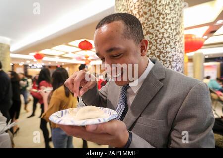 New York, USA. 19 Jan, 2020. Un goût d'étudiants au cours d'une nouvelle année, quenelles de gala de la jeunesse chinoise et internationale à New York, États-Unis, 19 janvier 2020. La grande salle de l'Consulat général chinois à New York a été rempli de rires joyeux, belles mélodies et l'odeur de quenelles le dimanche soir. Quelque 200 chinois, américains et d'autres étudiants internationaux se sont réunis ici pour un Gala de la nouvelle année lunaire d'accueillir l'Année du Rat. Credit : Wang Ying/Xinhua/Alamy Live News Banque D'Images