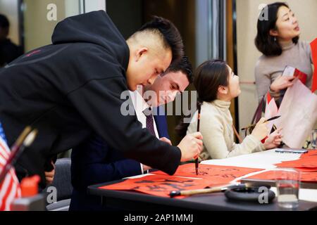 (200120) -- NEW YORK, le 20 janvier 2020 (Xinhua) -- Les élèves écrire calligraphie chinoise au cours d'un gala du Nouvel An chinois et internationaux pour les jeunes de New York, États-Unis, 19 janvier 2020. La grande salle de l'Consulat général chinois à New York a été rempli de rires joyeux, belles mélodies et l'odeur de quenelles le dimanche soir. Quelque 200 chinois, américains et d'autres étudiants internationaux se sont réunis ici pour un Gala de la nouvelle année lunaire d'accueillir l'Année du Rat. (Xinhua/Wang Ying) Banque D'Images