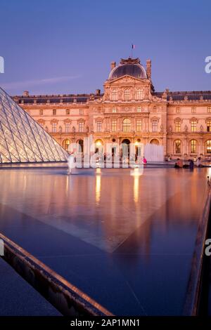 Crépuscule dans la cour du Musée du Louvre, Paris, Ile-de-France, France Banque D'Images