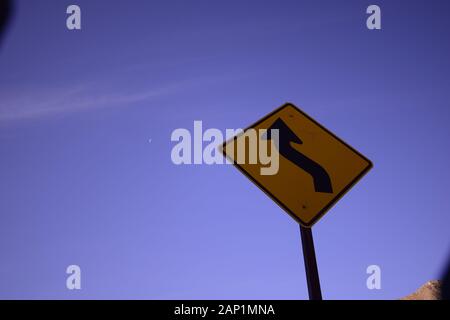 Gros Plan Bas Du Panneau Courbe Jaune Contre Ciel Bleu Doux Banque D'Images