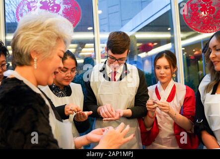 (200120) -- NEW YORK, le 20 janvier 2020 (Xinhua) -- les élèves à faire des boulettes au cours d'un gala du Nouvel An chinois et internationaux pour les jeunes de New York, États-Unis, 19 janvier 2020. La grande salle de l'Consulat général chinois à New York a été rempli de rires joyeux, belles mélodies et l'odeur de quenelles le dimanche soir. Quelque 200 chinois, américains et d'autres étudiants internationaux se sont réunis ici pour un Gala de la nouvelle année lunaire d'accueillir l'Année du Rat. (Xinhua/Wang Ying) Banque D'Images