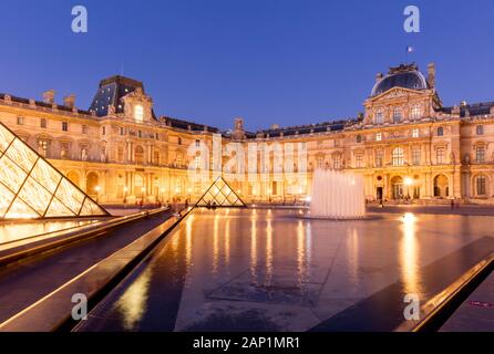 Crépuscule dans la cour du Musée du Louvre, Paris, Ile-de-France, France Banque D'Images