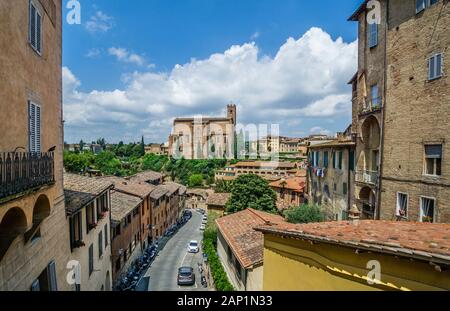 Vue sur la Via Fontebranda en regardant vers la basilique gothique Caternia San Domenico, Sienne, Toscane, Italie Banque D'Images