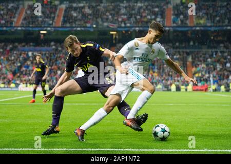 Madrid, Espagne. 17 Oct, 2017. firo : football, soccer : 10/17/2017 Ligue des Champions, saison 2017-2018 : Real Madrid - Tottenham Hotspur 1 : 1 phase groupe groupe C les duels Jan Vertonghen (L) ; du défenseur du Real Madrid d'Espagne Achraf Hakimi. Utilisation dans le monde entier | Credit : dpa/Alamy Live News Banque D'Images