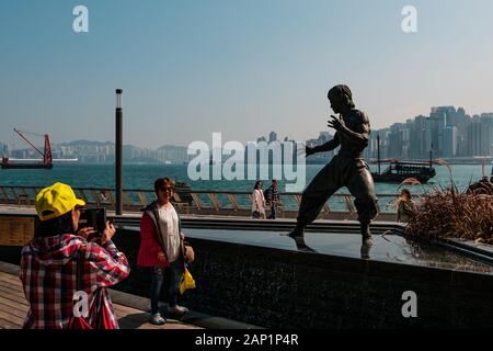Hong Kong, Chine - Novembre 2019 : Les gens de Bruce Lee statue à Tsim Sha Tsui Promenade (Avenue of the Stars) à Hong Kong Banque D'Images