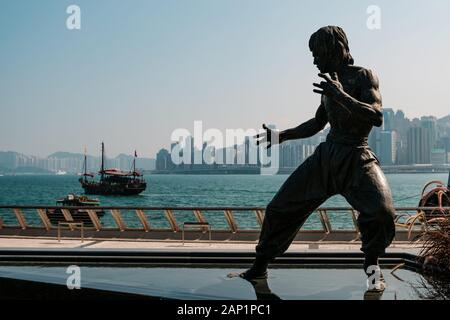 Hong Kong, Chine - Novembre 2019 : La statue de Bruce Lee à Tsim Sha Tsui Promenade (Avenue of the Stars) à Hong Kong Banque D'Images