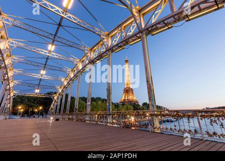 Le long crépuscule Passerelle Debilly - passerelle avec la Tour Eiffel et de la Seine au-delà, Paris, France Banque D'Images