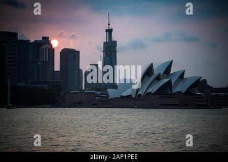 Coucher de soleil derrière l'horizon de Sydney en Nouvelle Galles du Sud Banque D'Images
