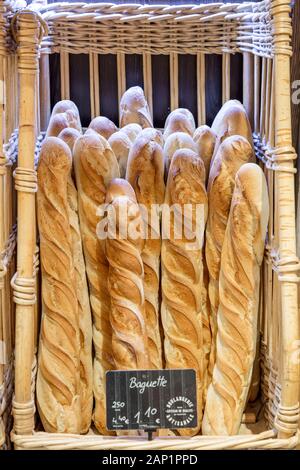 Des baguettes fraîches à la vente à une boulangerie, Paris, France Banque D'Images