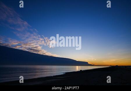 Shoreham-by-Sea UK 20 Janvier 2020 : des nuages et coucher de soleil sur la plage à Shoreham-by-Sea à l'ouest de Brighton à Sussex . Crédit : Simon Dack / Alamy Live News Banque D'Images