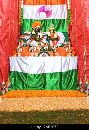 Beawar, Inde. 20 Jan, 2020. Idole du Seigneur Krishna et Radha décoré par le drapeau national tricolore de l'Inde en avant de la République jour 2020 à Banke Bihari Temple à Beawar. (Photo by Sumit Mamadou Diop/Pacific Press) Credit : Pacific Press Agency/Alamy Live News Banque D'Images