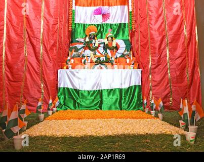 Beawar, Inde. 20 Jan, 2020. Idole du Seigneur Krishna et Radha décoré par le drapeau national tricolore de l'Inde en avant de la République jour 2020 à Banke Bihari Temple à Beawar. (Photo by Sumit Mamadou Diop/Pacific Press) Credit : Pacific Press Agency/Alamy Live News Banque D'Images