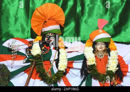 Beawar, Inde. 20 Jan, 2020. Idole du Seigneur Krishna et Radha décoré par le drapeau national tricolore de l'Inde en avant de la République jour 2020 à Banke Bihari Temple à Beawar. (Photo by Sumit Mamadou Diop/Pacific Press) Credit : Pacific Press Agency/Alamy Live News Banque D'Images