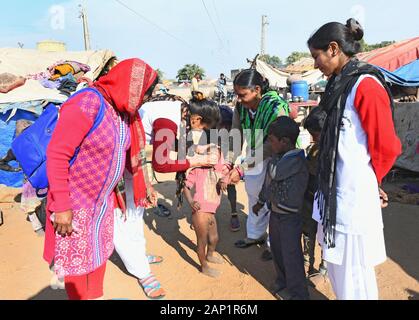 Beawar, Inde. 20 Jan, 2020. Les enfants étant administré le vaccin contre la polio par impulsions gouttes ANM travailleur dans un bidonville au cours de campagne de vaccination contre la polio d'impulsions à Beawar. (Photo by Sumit Mamadou Diop/Pacific Press) Credit : Pacific Press Agency/Alamy Live News Banque D'Images