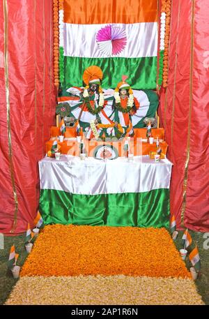 Beawar, Inde. 20 Jan, 2020. Idole du Seigneur Krishna et Radha décoré par le drapeau national tricolore de l'Inde en avant de la République jour 2020 à Banke Bihari Temple à Beawar. (Photo by Sumit Mamadou Diop/Pacific Press) Credit : Pacific Press Agency/Alamy Live News Banque D'Images