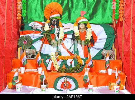 Beawar, Inde. 20 Jan, 2020. Idole du Seigneur Krishna et Radha décoré par le drapeau national tricolore de l'Inde en avant de la République jour 2020 à Banke Bihari Temple à Beawar. (Photo by Sumit Mamadou Diop/Pacific Press) Credit : Pacific Press Agency/Alamy Live News Banque D'Images