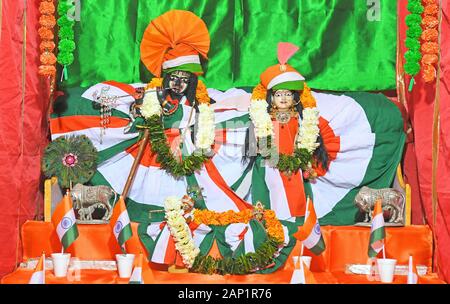 Beawar, Inde. 20 Jan, 2020. Idole du Seigneur Krishna et Radha décoré par le drapeau national tricolore de l'Inde en avant de la République jour 2020 à Banke Bihari Temple à Beawar. (Photo by Sumit Mamadou Diop/Pacific Press) Credit : Pacific Press Agency/Alamy Live News Banque D'Images