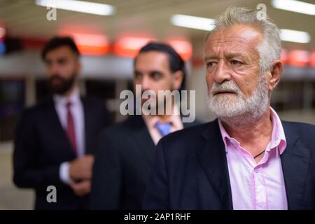 Trois hommes barbus multi ethnic ensemble autour de la ville Banque D'Images