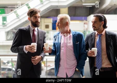 Trois hommes barbus multi ethnic ensemble autour de la ville Banque D'Images