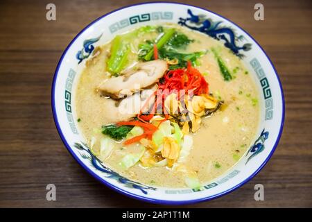 La cuisine japonaise traditionnelle, nouilles Ramen chaud dans le bouillon Miso Chashu avec soupe de porc braisé garniture. Cuisine orientale, Cuisine, culinaire, finesse, Banque D'Images