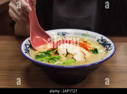 La cuisine japonaise traditionnelle, nouilles Ramen chaud dans le bouillon Miso Chashu avec soupe de porc braisé garniture. Cuisine orientale, Cuisine, culinaire, finesse, Banque D'Images