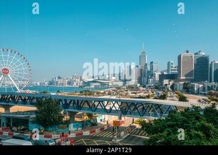 Hong Kong, Chine - Novembre 2019 : Architecture de l'île de HongKong, avec grande roue et près de Victoria Harbour Banque D'Images