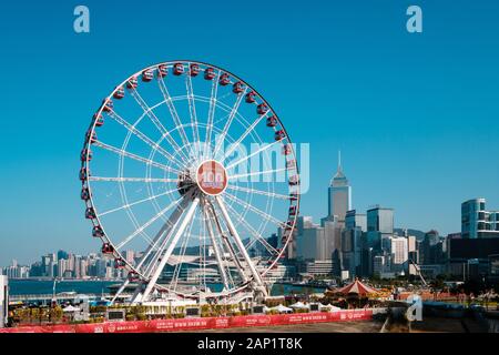 Hong Kong, Chine - Novembre 2019 : Architecture de l'île de HongKong, avec grande roue et près de Victoria Harbour Banque D'Images