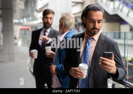 Trois hommes barbus multi ethnic ensemble autour de la ville Banque D'Images