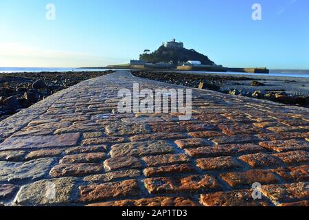 La chaussée à marée basse ce qui permet aux visiteurs de marcher jusqu'à St Michael's Mount, Cornwall, UK - John Gollop Banque D'Images