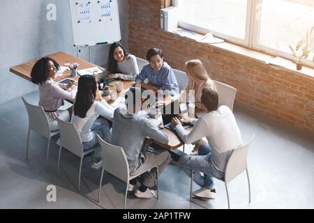 L'équipe créative internationale discuter nouveau projet in modern office Banque D'Images