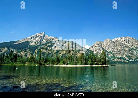 Jenny Lake ; Teton Mountain Range ; canot ; l'eau claire ; la nature, le Grand Teton National Park ; l'Orignal, WY, Wyoming, été, horizontal Banque D'Images