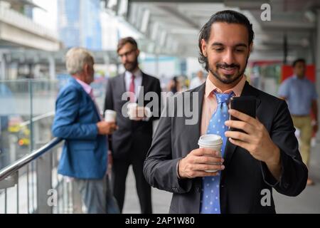 Trois hommes barbus multi ethnic ensemble autour de la ville Banque D'Images