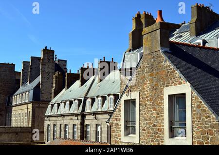 Toit de maisons anciennes avec de nombreuses lucarnes et cheminées Banque D'Images