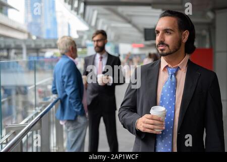 Trois hommes barbus multi ethnic ensemble autour de la ville Banque D'Images