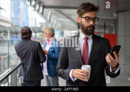 Trois hommes barbus multi ethnic ensemble autour de la ville Banque D'Images