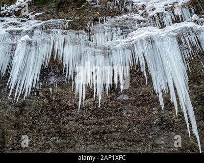 Le ravin de Breitachklamm en hiver avec de longs glaçons à Tiefenbach près d'Oberstdorf, Bavière, Allemagne Banque D'Images