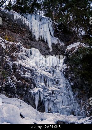 Le ravin de Breitachklamm en hiver avec de longs glaçons à Tiefenbach près d'Oberstdorf, Bavière, Allemagne Banque D'Images