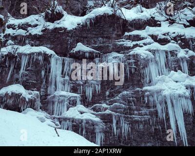 Le ravin de Breitachklamm en hiver avec de longs glaçons à Tiefenbach près d'Oberstdorf, Bavière, Allemagne Banque D'Images