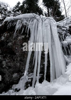 Le ravin de Breitachklamm en hiver avec de longs glaçons à Tiefenbach près d'Oberstdorf, Bavière, Allemagne Banque D'Images