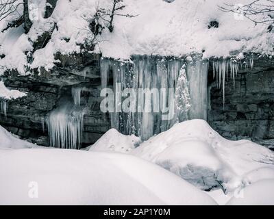 Le ravin de Breitachklamm en hiver avec de longs glaçons à Tiefenbach près d'Oberstdorf, Bavière, Allemagne Banque D'Images