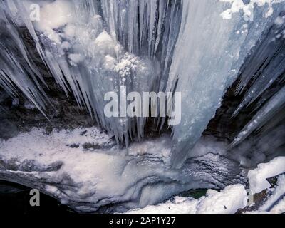 Le ravin de Breitachklamm en hiver avec de longs glaçons à Tiefenbach près d'Oberstdorf, Bavière, Allemagne Banque D'Images