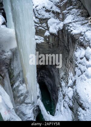 Le ravin de Breitachklamm en hiver avec de longs glaçons à Tiefenbach près d'Oberstdorf, Bavière, Allemagne Banque D'Images