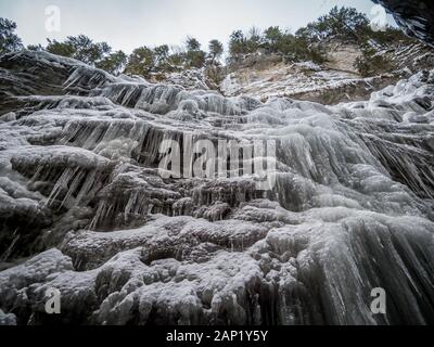 Le ravin de Breitachklamm en hiver avec de longs glaçons à Tiefenbach près d'Oberstdorf, Bavière, Allemagne Banque D'Images