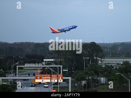 Un avion de Southwest Airlines prend son décollage à l'aéroport international d'Orlando. Banque D'Images